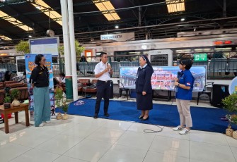 Kampanye peduli lingkungan bertajuk “Rel Perjalanan: Jogja Bergerak Lindungi Ozon” di Stasiun Yogyakarta, Kamis (11/9). 