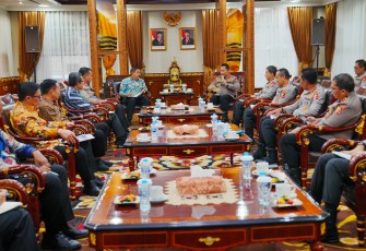 Kapolri Jenderal Polisi Drs. Listyo Sigit Prabowo menerima audiensi dari Menteri Imigrasi dan Pemasyarakatan (Imipas), Agus Andrianto, beserta jajaran