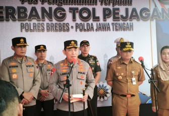 Kapolri Jenderal Polisi Drs. Listyo Sigit Prabowo meninjau pabrik sepatu di kawasan Brebes, Jawa Tengah