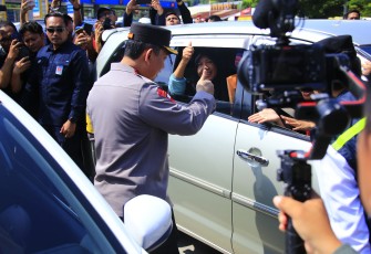 Kapolri Jenderal Pol. Listyo Sigit Prabowo saat  Sapa dan Beri Bingkisan ke Pemudik di Tol Kalikangkung.