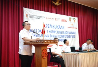 Wakil Bupati Karanganyar Adhe Eliana membuka kegiatan diklat dan uji kompetensi bagi manajer dan pengurus koperasi, di Hotel Taman Sari, Selasa (18/3/2025)
