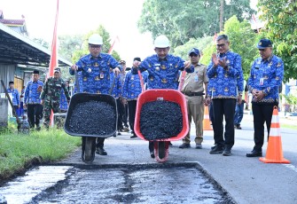 Bupati dan Wakil Bupati Karanganyar, Rober Christanto dan Adhe Eliana, melakukan peletakan batu pertama atau ground breaking perbaikan ruas jalan Karanganyar-Ngadiluwih, Senin (17/3/2025)