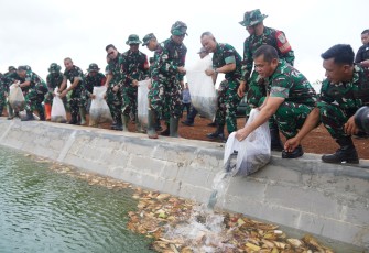 Kepala Staf Angkatan Darat (Kasad) Jenderal TNI Maruli Simanjuntak, M.Sc., saat tebar benih ikan