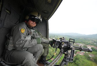 Kepala Staf Angkatan Darat (Kasad) Jenderal TNI Maruli Simanjuntak, M.Sc., mengapresiasi kesiapan tempur Pusat Penerbangan Angkatan Darat (Puspenerbad) usai melaksanakan penembakan langsung dari helikopter Fennec dalam Latihan Penembakan Senjata Pesawat Udara (Latbakjatpesud) terintegrasi di daerah latihan Cipatat, Jawa Barat, Senin (17/2/2025)