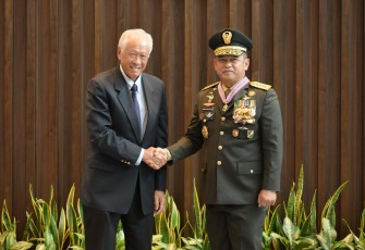 Kasad Jenderal TNI Maruli Simanjuntak, M.Sc. dan Menteri Pertahanan Singapura, Dr. Ng Eng Hen, dalam sebuah upacara resmi yang berlangsung di MINDEF (Kantor Menteri Pertahanan) Singapura, Kamis (17/4/2025).