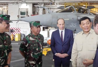 Kasal saat Dampingi Menhan RI dan Panglima TNI Tinjau Kapal Induk Prancis di NTB