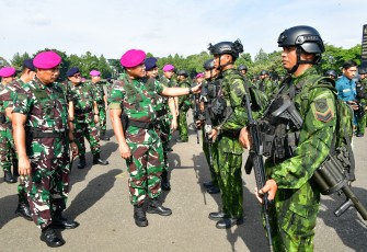 Kepala Staf Angkatan Laut (Kasal) Laksamana TNI Dr. Muhammad Ali saat memimpin Upacara Riksiapops Satgas Pamtas RI-PNG Mobile Yonif 1 Mar, Satgas Koops TNI, dan Satgas Banmin tahun 2025 bertempat di Lapangan Marinir Cilandak. Kamis (13/2).