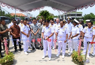 Kepala Staf Angkatan Laut (Kasal) Laksamana TNI Dr. Muhammad Ali di hadapan delegasi Angkatan Laut negara sahabat melaksanakan prosesi gunting pita peresmian Monumen Multilateral Naval Exercise Komodo (MNEK) 2025 sebagai simbol kerja sama maritim internasional dan komitmen terhadap perdamaian dunia bertempat di Jalan raya pelabuhan Benoa, Denpasar, Bali, Selasa (18/02)