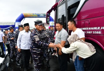 Pelepasan mudik gratis tahun 2025 dipimpin oleh Kepala Staf Angkatan Laut (Kasal) Laksamana TNI Dr. Muhammad Ali bertempat di Dermaga Kolinlamil, Jakarta Utara, Kamis (27/03)