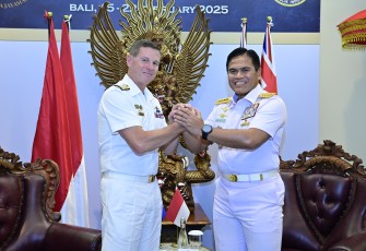 Kepala Staf Angkatan Laut (Kasal) Laksamana TNI Dr. Muhammad Ali bersama 8 Chief Of Navy dan 13 Head Of Delegation dari negara peserta saling berdiskusi satu sama lain pada Bilateral Meeting yang dilaksanakan di Nusa Dua Beach Hotel, Klungkung, Bali, Sabtu (15/2)