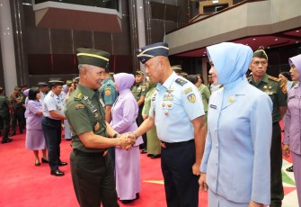 Kasum TNI Letjen TNI Richard Tampubolon mewakili Panglima TNI Jenderal TNI Agus Subiyanto, menerima Laporan Korps Kenaikan Pangkat 32 Perwira Tinggi (Pati) TNI, bertempat di Aula Gatot Subroto Mabes TNI, Cilangkap, Jakarta Timur, Kamis (13/02/2025).