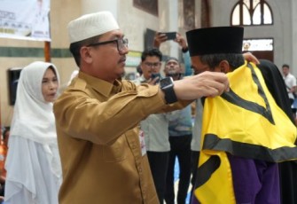 ekretaris Daerah (Sekda) Natuna, Boy Wijanarko Varianto secara langsung melepaskan sebanyak 57 orang Jamaah Calon Haji (JCH) untuk menunaikan ibadah haji di tanah suci (Mekkah) 1 Syawal 1446 H/2025 M
