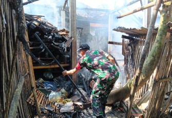 TNI-Polri dan Damkar Trenggalek Beraksi Padamkan Kebakaran di Pemukiman Warga