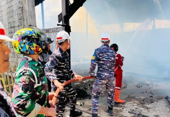 Prajurit AL Sigap Bantu Padamkan Kebakaran Pemukiman Warga di Tolitoli