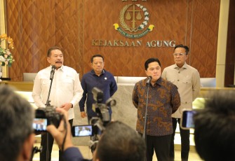 Jaksa Agung RI Burhanuddin menerima kunjungan Menteri Badan Usaha Milik Negara (BUMN) RI Erick Thohir pada Selasa 18 Februari 2025 di Gedung Utama Kejaksaan Agung, Jakarta