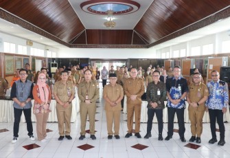 Sekretaris BSKDN Noudy R.P. Tendean saat membuka Focus Group Discussion bertajuk Strategi Optimalisasi Percepatan Capaian Universal Coverage Jaminan Sosial Ketenagakerjaan di Aula Kantor Balitbangda Pemerintah Provinsi Jambi, pada Senin, 3 Maret 2025