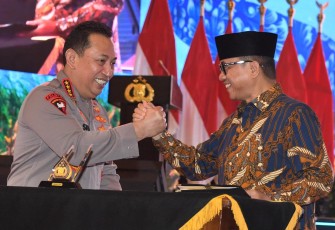 Menteri Desa dan Pembangunan Daerah Tertinggal Yandri Susanto bersama Kapolri Jenderal Polisi Listyo Sigit Prabowo menandatangani naskah kerjasama di The Tribrata, Jakarta, Jumat (31/1/2025). Kemendes PDT dengan Polri menjalin kerja sama dalam sinergitas tugas dan fungsi di bidang pembangunan desa dan daerah tertinggal. Foto: Wening/Kemendes PDT