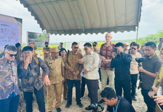  Deputi Bidang Pengembangan Usaha Koperasi Kementerian Koperasi (Kemenkop) Panel Barus, mewakili Menteri Koperasi Republik Indonesia, menghadiri acara Palmstep Inception di Kotawaringin Barat, Kalimantan Tengah, Selasa (6/5)