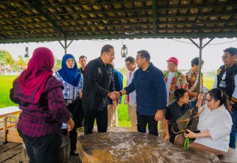 Menteri Ekonomi Kreatif/Kepala Badan Ekonomi Kreatif (Menekraf/Kabekraf), Teuku Riefky Harsya, mengadakan diskusi dengan kreator konten di Sambat Luwe, Malang