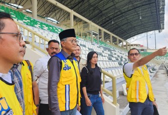  Menteri Pekerjaan Umum (PU), Dody Hanggodo, meninjau proyek revitalisasi Stadion Maguwoharjo di Kabupaten Sleman, Daerah Istimewa Yogyakarta (DIY), pada Sabtu (22/2)