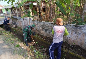 Kerja Bakti Pembersihan Parit oleh Babinsa dan Warga Desa Wonoasri