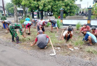 Babinsa Desa Kedungmaron Berpartisipasi dalam Kerja Bakti Kebersihan Lingkungan