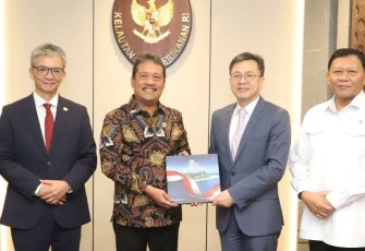 Menteri KKP Sakti Wahyu Trenggono memberikan cenderamata delegasi UNIDO di Jakarta 