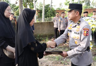 Staf Sumber Daya Manusia (SSDM) Polri memberi kenaikan pangkat luar biasa (KPLB) anumerta kepada Kapolsek Nagara Batin Way Kanan AKP Anumerta Lusiyanto, Aipda Anumerta Petrus Apriyanto dan Briptu Anumerta M Ghalib Surya Ganta, yang gugur saat menggerebek sabung ayam di Way Kanan, Lampung