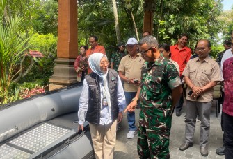 Penyerahan bantuan dilakukan oleh Plt. Deputi Bidang Pengelolaan Sampah, Limbah dan B3, Hanifah Dwi Nirmala mewakili Menteri LH/Kepala BPLH, berlangsung di Kantor Pusat Pengendalian Lingkungan Hidup Bali dan Nusa Tenggara (Pusdal Balinusra).