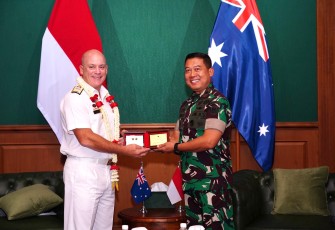 Wakil Gubernur Akademi Militer, Brigjen TNI Pramungkas Agus T., S.I.Pem., M.H. menerima kunjungan Delegasi Australia yang dipimpin oleh Rear Admiral James Riley Lybrand, Commander Australian Defence College, di Kesatrian Akademi Militer Magelang