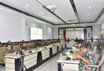 Audit kinerja dan kepatuhan satuan TNI di wilayah Papua Barat dan Papua Barat Daya resmi berakhir dengan dilaksanakannya Taklimat Akhir di Ruang Rapat Panglima Komando Armada (Pangkoarmada) III pada Rabu (19/2/2025)