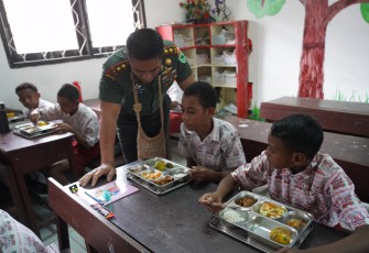 Pangdam XVIII/Kasuari, Mayjen TNI Jimmy Ramoz Manalu, S.Hub.Int., M.H.I Tinjau Program Makan Bergizi Gratis