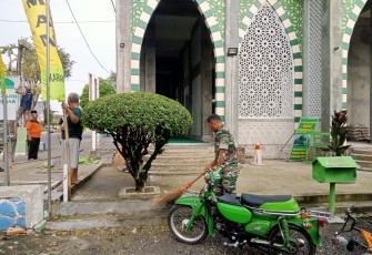 Jelang Bulan Suci Ramadan Babinsa Bersama Warga Gotong-royong Bersihkan Masjid