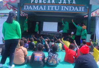 Babinsa dan Persit 1714/PJ Buka Kelas Lapangan Anak-Anak Pengungsi