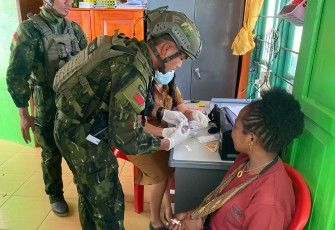 Kolaborasi Tenaga Kesehatan Satgas TNI dengan Tenaga Kesehatan Puskesmas Beoga Beri Yankes Gratis