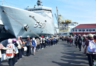 Pelajar SD Islam Asssuryaniyah Eksplor KRI Banda Aceh-593