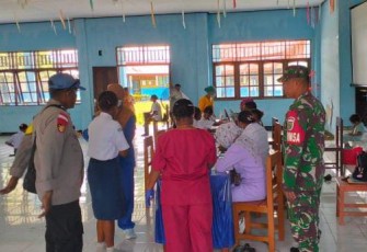 Pendampingan Babinsa di Pemeriksaan Kesehatan Siswa SMP YPK 1 Korido