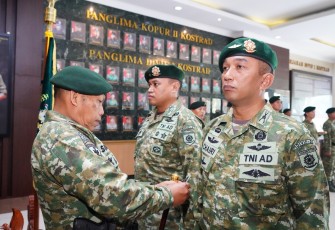 Panglima Divisi Infanteri 2 Kostrad menerima laporan korps serah terima jabatan sejumlah pejabat strategis di lingkungan Divif 2 Kostrad, Malang (18/4/2025).
