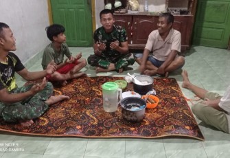 Keakraban Satgas TMMD Ke-123 Kodim 0407/Kota Bengkulu Buka Bersama di Rumah Warga 