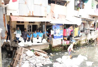 Prajurit Kowal melaksanakan aksi peduli lingkungan berupa kegiatan pembersihan Anak Kali Krukut, Jakarta Pusat, Sabtu pagi (13/12).