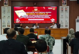 Launching dan bedah buku Sabda Kawula: Risalah Penyelenggaraan Pilkada Serentak 2024 Kabupaten Karanganyar, di ruang aula kantor KPU Karanganyar, Kamis (20/3/2025)
