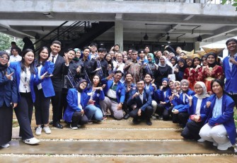Menaker Yassierli saat foto bersama dengan mahasiswa Polteknaker di Jakarta, Senin (10/2)