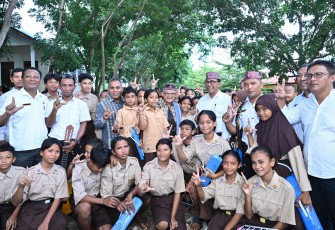 Bulan puasa tak menyurutkan langkah Menteri Pendidikan Dasar dan Menengah (Mendikdasmen), Abdul Mu'ti, untuk mengawali pagi dengan menyapa guru, kepala sekolah, dan siswa di SMP N 1 Komodo, Labuan Bajo