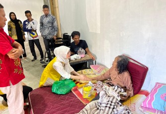 Ketua LKKS Bintan Roadshow Bagikan Kursi Roda