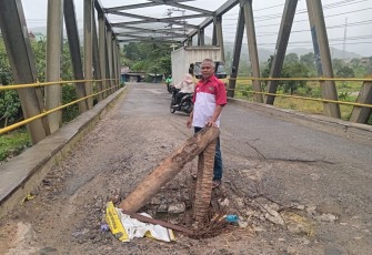 Walikota Lumbung Informasi Rakyat ( LIRA) Kota Padangsidimpuan, Rudy Hartono, saat meninjau langsung kondisi kerusakan Badan Jalan Jembatan, Jalan Abdul Haris Nasution atau Jalan By Pass, Sabtu (10/5/2025)
