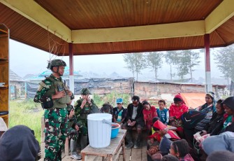 TNI dan Warga Eronggobak Ibadah dan Makan Bersama  