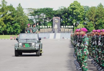 Wakil Kepala Staf Angkatan Darat (Wakasad) Letjen TNI Tandyo Budi R. bertindak sebagai Inspektur Upacara pada pembukaan Pendidikan dan Latihan Dasar Kemiliteran (Diklatsarmil) Program Sarjana Penggerak Pembangunan Indonesia (SPPI) Batch-3 TA. 2025, yang dilaksanakan di Lapangan Brigif 1 Marinir, Cilandak, Jakarta, Senin (14/4/2025)