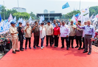 Ketua DPR RI Puan Maharani menghadiri peringatan Hari Buruh Internasional 2025 di Monas, Jakarta Pusat, yang juga dihadiri oleh Presiden Prabowo Subianto
