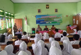 Anggota Koramil 0805/05 Karangjati Sertu Didik Wahyudi bersama Bhabinkamtibmas turun kewilayah binaan untuk melaksanakan kegiatan Wawasan Kebangsaan dan mensosialisaikan tentang kecintaan kepada tanah air serta tentang bahaya bullying, kegiatan tersebut dilaksanakan di SDN Sidokerto, Kec. Karangjati, Kamis (13/2/2025)