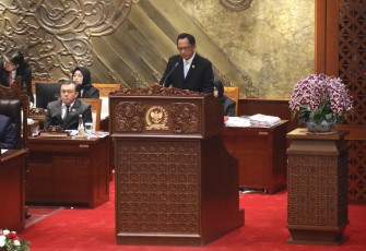 Menteri Dalam Negeri (Mendagri) Muhammad Tito Karnavian dalam Rapat Paripurna dengan agenda Pembicaraan Tingkat II Pengambilan Keputusan yang digelar di Ruang Rapat Paripurna, Gedung Nusantara II DPR RI, Kompleks Parlemen, Senayan, Jakarta, Kamis (24/7/2025).